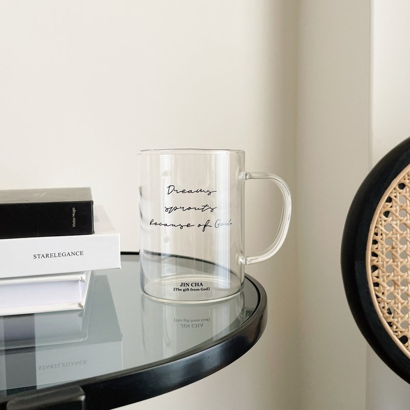JIN CHA GOD 筆記体ガラスハンドルウォーターカップ 神のおかげで夢が芽生える - グラス - ガラス 透明