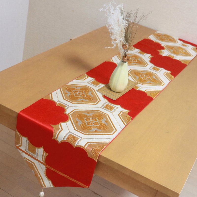 ผ้า Runner จากโอบิญี่ปุ่น　พู่ถอดได้　ความยาว 250cm - อื่นๆ - ผ้าไหม สีแดง
