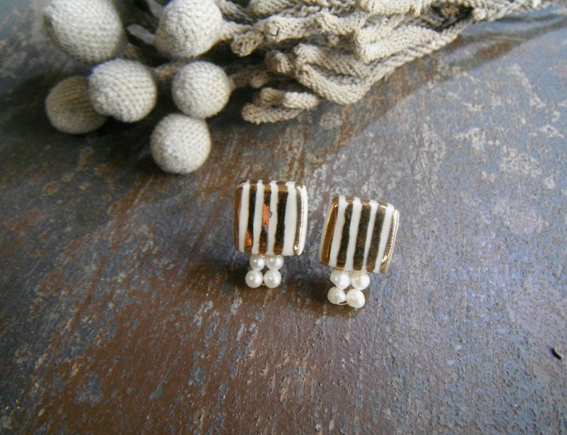 Kinsai stripe freshwater pearl earrings / earrings-white - ต่างหู - ดินเผา ขาว