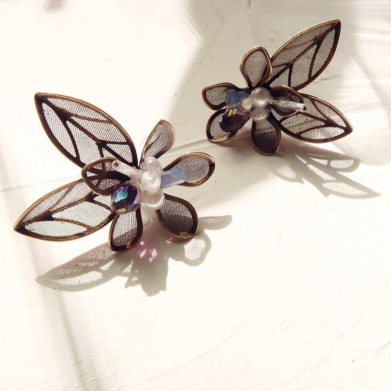 Febbi double-leaf bronze earrings - Earrings & Clip-ons - Other Metals Transparent