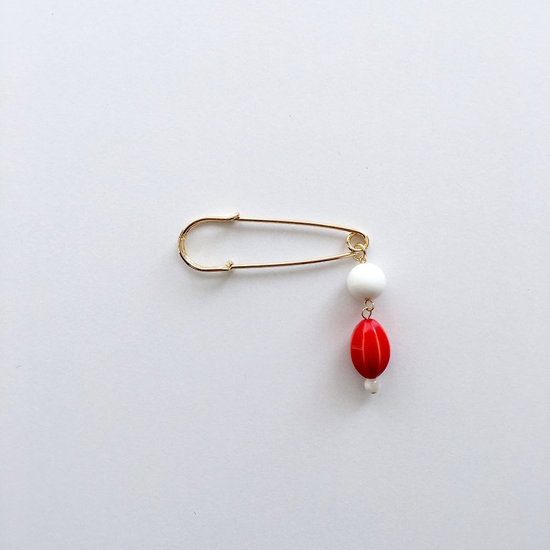【Stall pin】 colon and red antique beads - Brooches - Plastic Red
