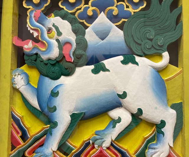 ヒマラヤ ブータン 雪山のライオン 木彫り 一枚I 勇気と強さ I チベット仏教美術 - ショップ wheeloflife 置物 - Pinkoi