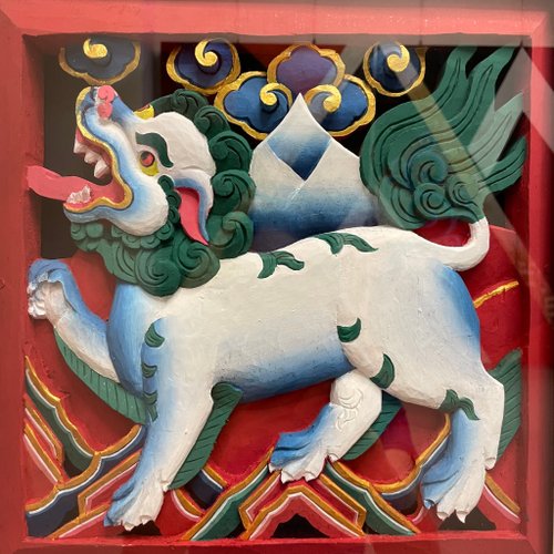 ヒマラヤ ブータン 雪山のライオン 木彫り 一枚I 勇気と強さ I
