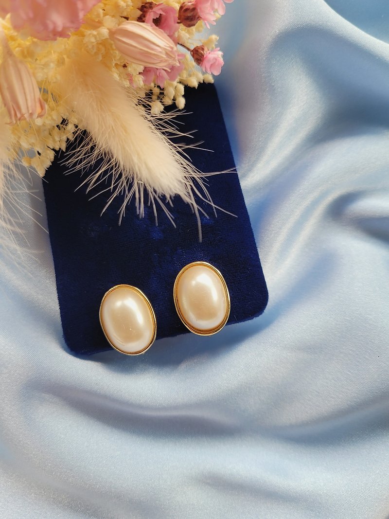 American Western Antique Jewelry / Elegant Gold Frame Long Oval Pearl Vintage Clip Earrings / Vintage Jewelry - Earrings & Clip-ons - Other Metals 