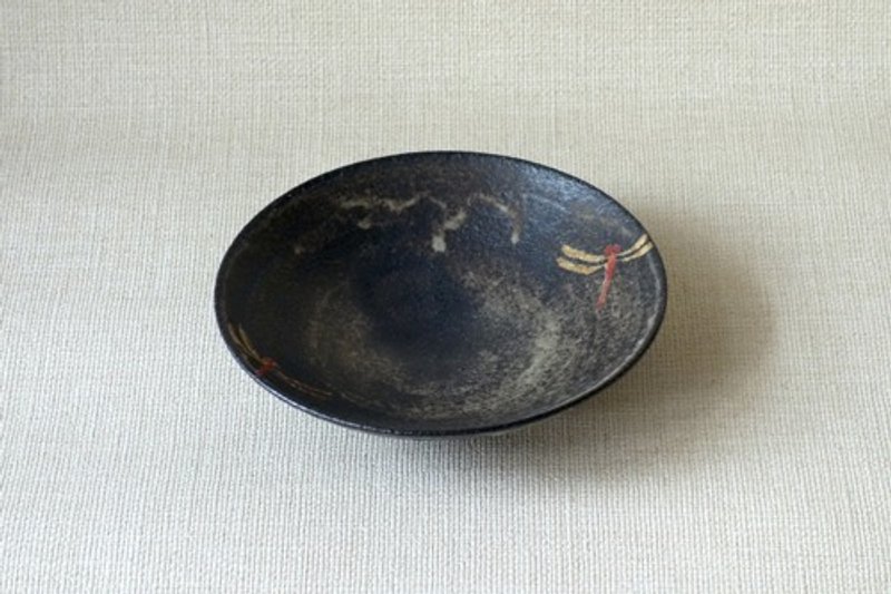 Bowl with gold and red dragonfly design - จานและถาด - ดินเผา สีดำ