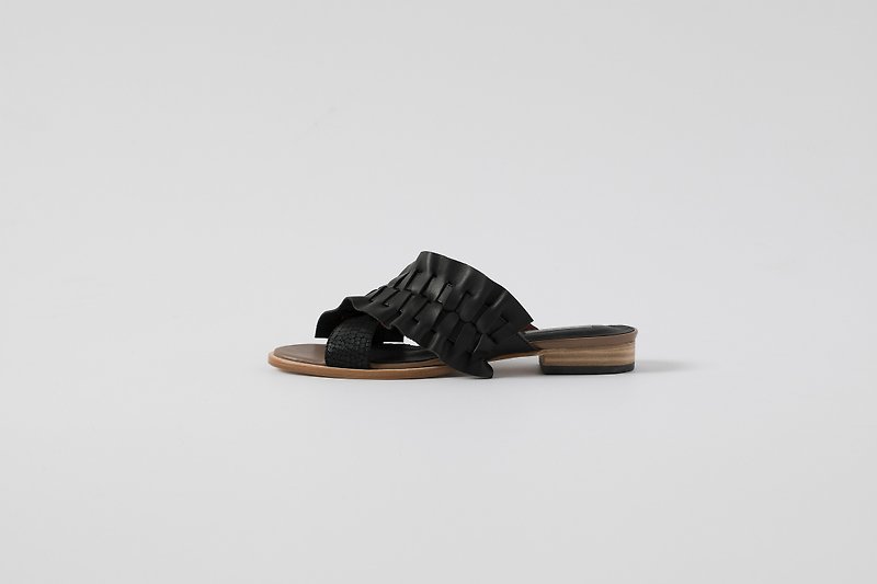 ZOODY / 蜻蜓 / handmade shoes / flat cross strap slipper / black - Slippers - Genuine Leather Black