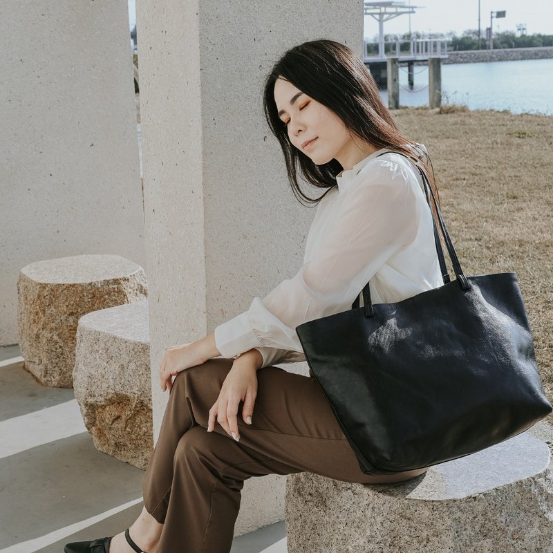 イリス ブラック通勤バッグ - トートバッグ・ハンドバッグ - 革 ブラック