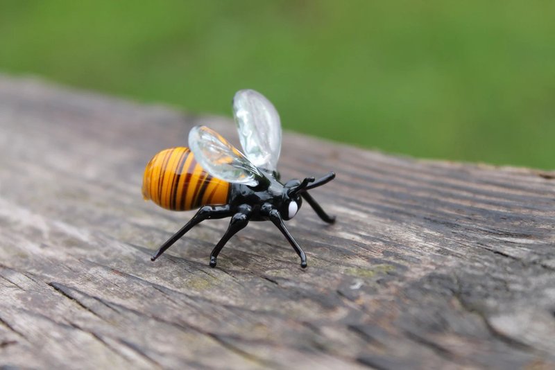 Handcrafted Miniature Glass Bee Figurine - Exquisite Collectible Art Piece - Pottery & Glasswork - Glass Orange