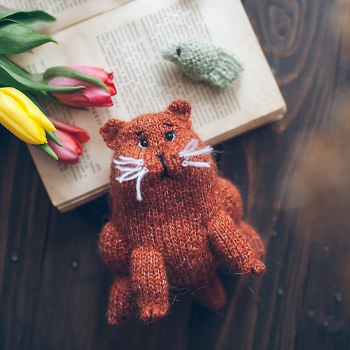Cute Knit Toy Fat Cat Matilda knitting pattern. Amigurumi kitten step by step tutorial. DIY
