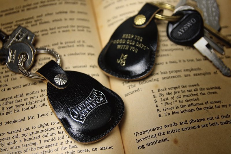 【METALIZE】Vintage Sensor Buckle & Air Tag Leather Key Ring - Keychains - Genuine Leather 