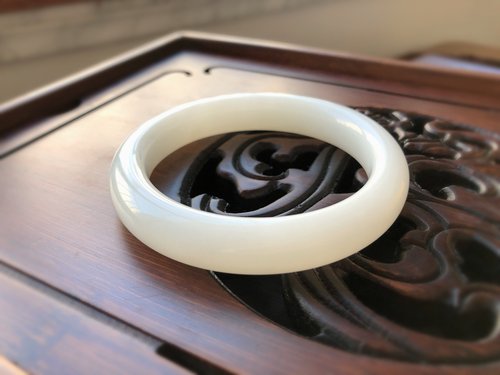 天然羊脂白玉和田玉バングル。柔らかな質感で、平安と喜び、順調な日々