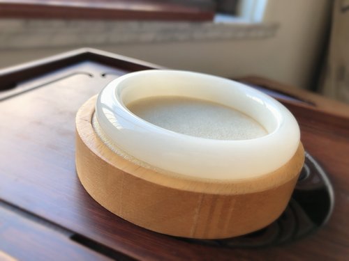 天然羊脂白玉和田玉バングル。柔らかな質感で、平安と喜び、順調な日々