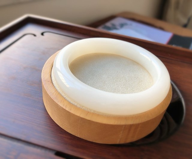 天然羊脂白玉和田玉バングル。柔らかな質感で、平安と喜び、順調な日々