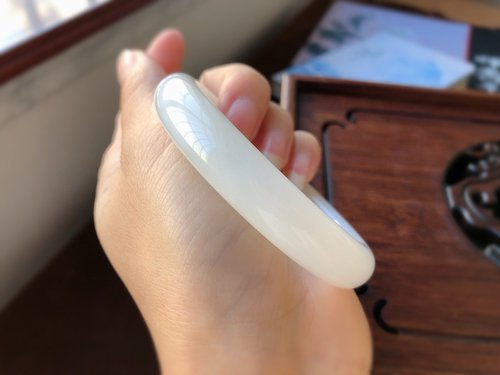 天然羊脂白玉和田玉バングル。柔らかな質感で、平安と喜び、順調な日々