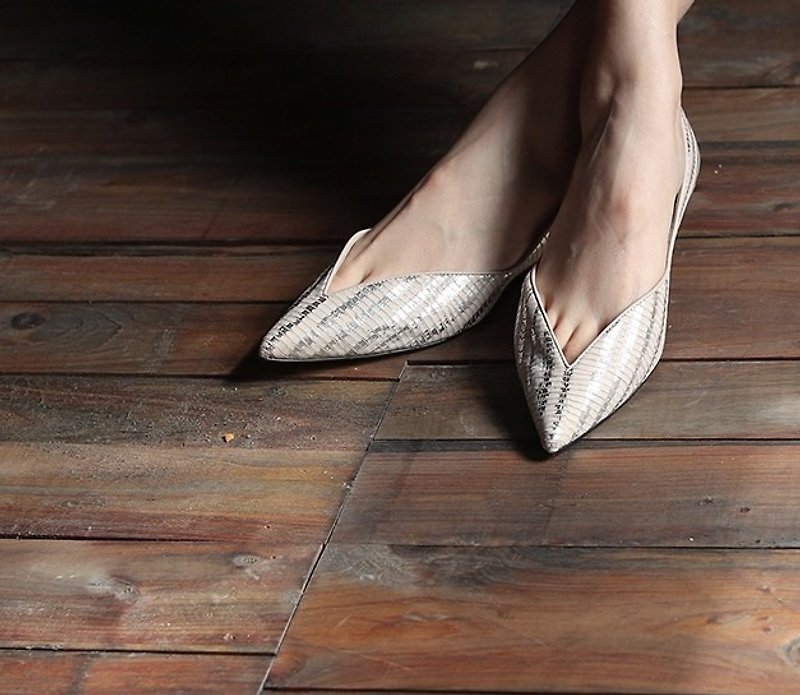 Deep V mouth leaf pointed leather flat shoes silver silver lizard pattern - Women's Leather Shoes - Genuine Leather White