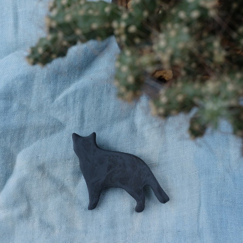 cat ceramic brooch - 胸針 - 紙 黑色