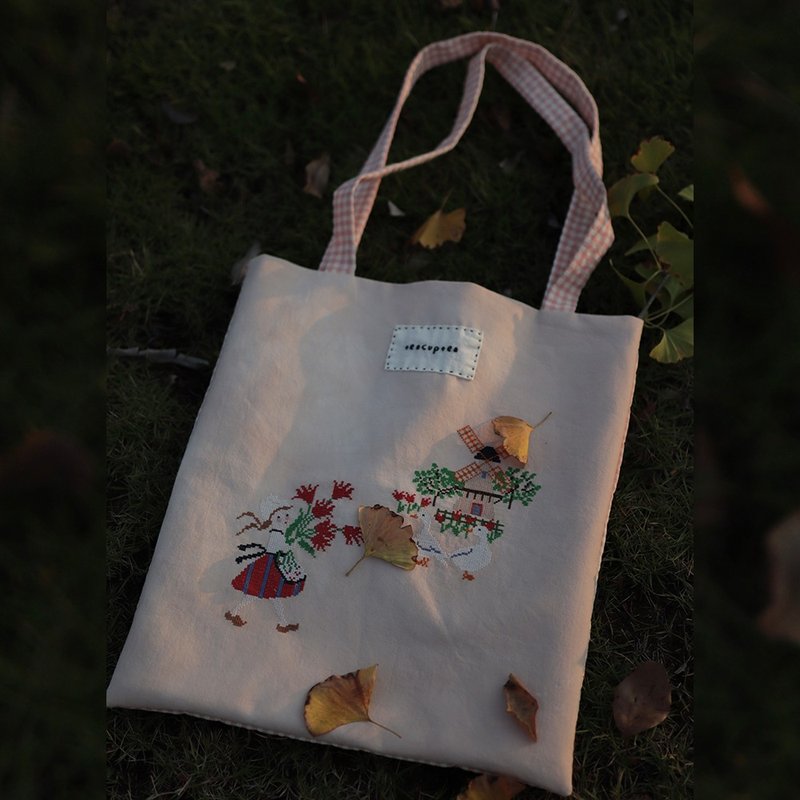 Garden series plant dyeing splicing check embroidery Tote cloth bag - กระเป๋าแมสเซนเจอร์ - ผ้าฝ้าย/ผ้าลินิน หลากหลายสี