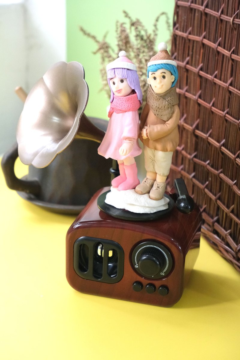 Customized retro gramophone music box, providing photo customized character modeling - ของวางตกแต่ง - ดินเหนียว 