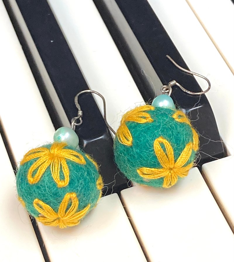 羊毛氈 刺繡 加 珍珠 羊毛球耳環 - 耳環/耳夾/耳骨夾 - 羊毛 