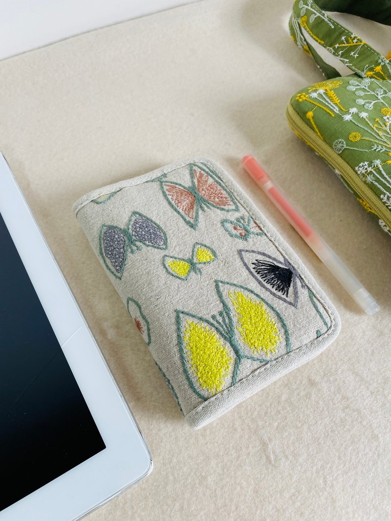 蝴蝶刺繡設計布制可洗 輕便文藝旅行護照夾卡包 客制化尺寸 - 護照夾/護照套 - 棉．麻 多色