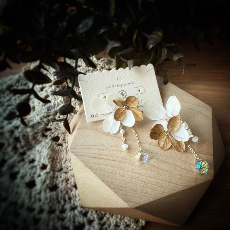 White matching color hydrangea real flower earrings - ต่างหู - พืช/ดอกไม้ สีทอง