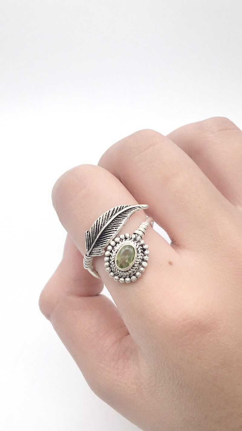 橄欖石925純銀羽毛設計戒指 尼泊爾手工銀飾 - 戒指 - 寶石 銀色