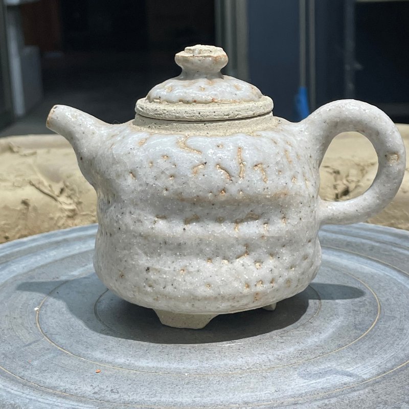 Kasano Kiln Xu Congzhi 丨 Zhiye Pot - Teapots & Teacups - Pottery White