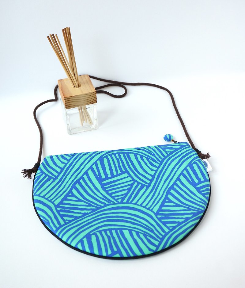 /Jungle// Semi-circular flat bag / carry-on side bag / light out bag - กระเป๋าแมสเซนเจอร์ - ผ้าฝ้าย/ผ้าลินิน สีน้ำเงิน