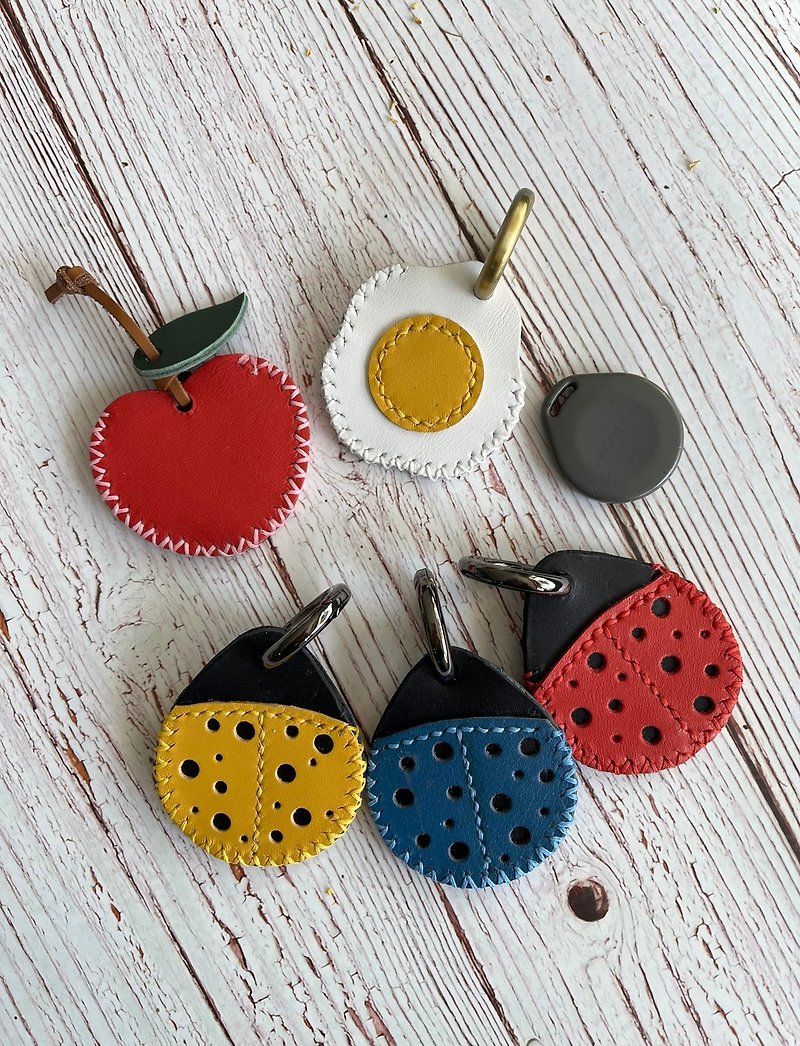 **Customization**Leather ladybug magnetic buckle cover/apple poached egg shape magnetic buckle cover/handmade gift customization - ที่ห้อยกุญแจ - หนังแท้ สีแดง
