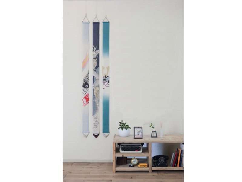 Kyoto Hand-Painted Fine Linen Tapestry - Black and Red Carp Streamers - ของวางตกแต่ง - ผ้าฝ้าย/ผ้าลินิน 
