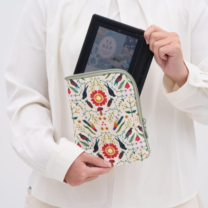 6インチ電子書籍リーダー収納ケース（保護ケース）/ in Blooom × Soupy Tang / フォレストカレイドスコープ - その他 - コットン・麻 グリーン