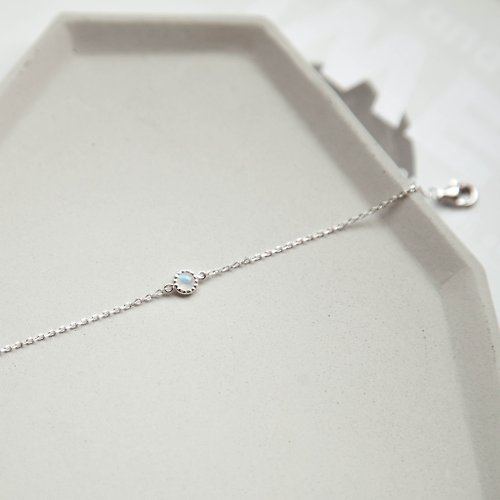 Isha Jewelry 純銀輕珠寶 藍暈月光石小圓片手鍊 | 天然石 | 輕珠寶。藍光。禮物。友情