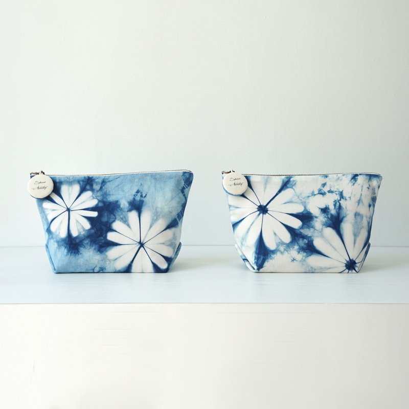 S.A x Indigo dyed Handmade Cosmetic Bag/ Storage Bag (L Size) - กระเป๋าเครื่องสำอาง - ผ้าฝ้าย/ผ้าลินิน สีน้ำเงิน