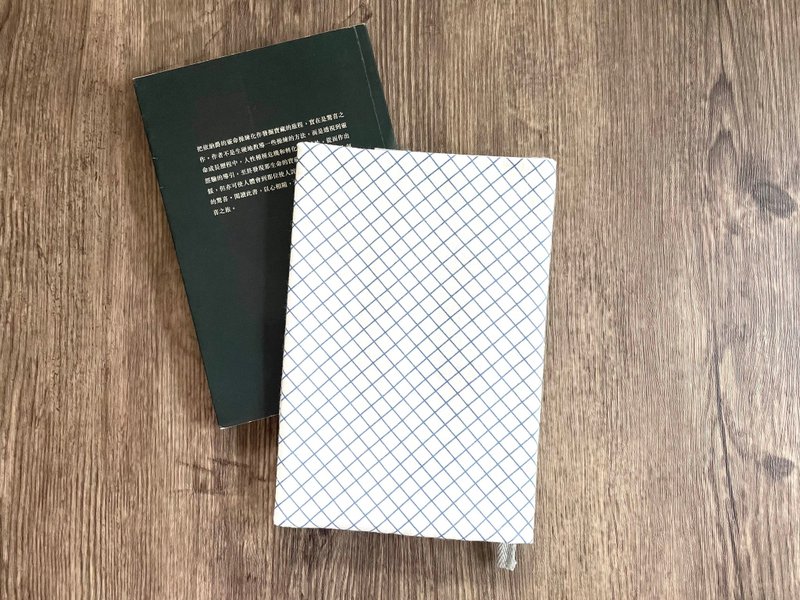 布書衣 布書套 藍白格子 簡約 線條 新版本附書簽帶 - 書衣/書套 - 棉．麻 白色