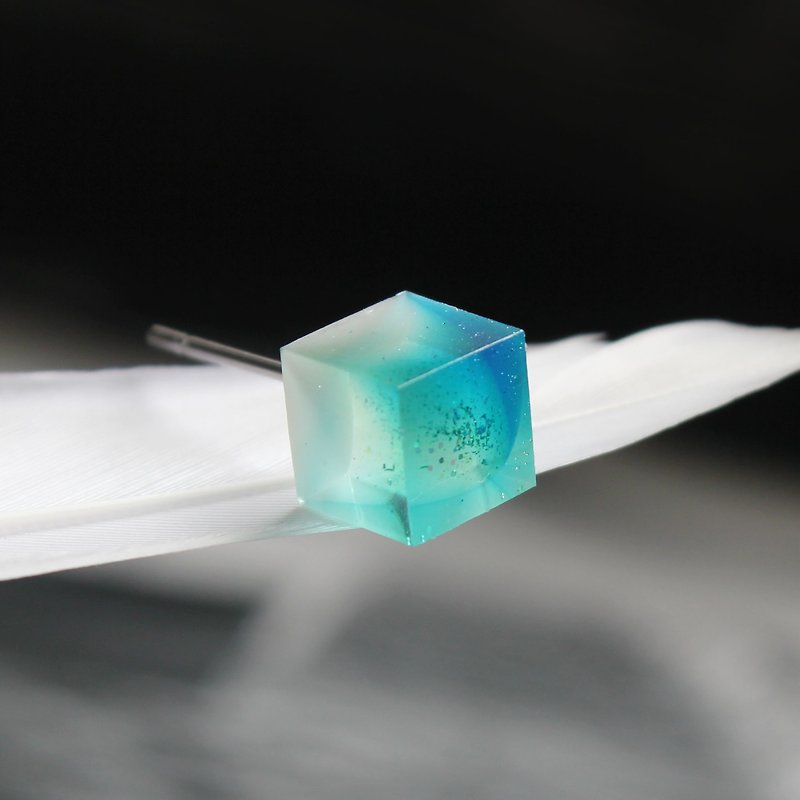 Transparent blue green earrings / cube / Summer Day (436 / single only - ต่างหู - วัสดุอื่นๆ สีน้ำเงิน