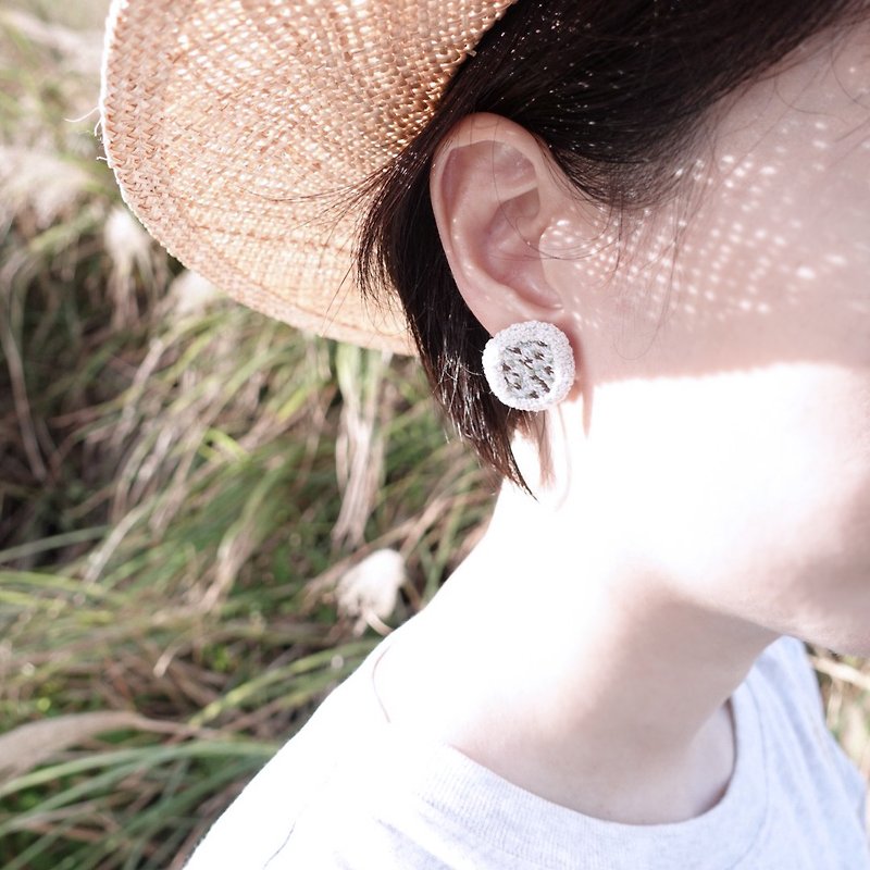 Prairie Hoop・Hand Embroidered Earrings - Earrings & Clip-ons - Cotton & Hemp White