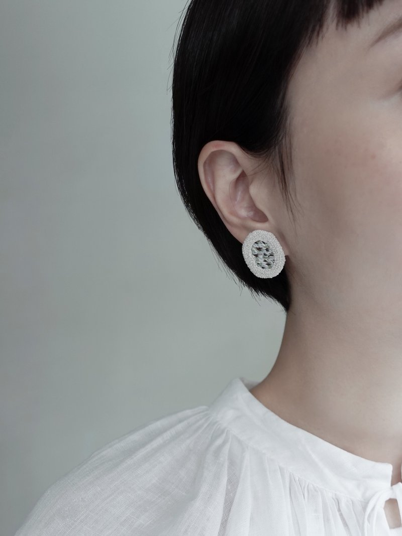Meadow Hoop・Hand-Embroidered Earrings - Earrings & Clip-ons - Thread White