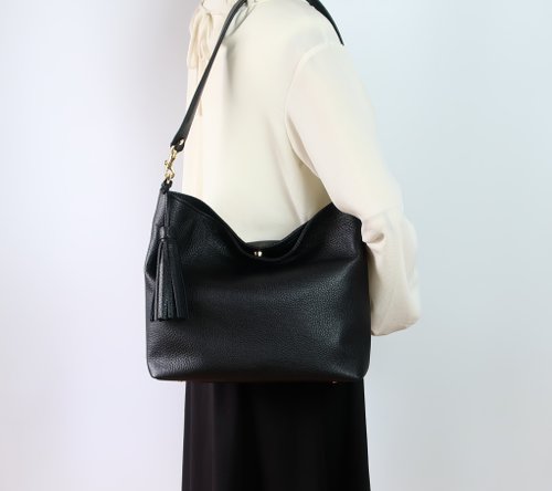 保留中。黒柄付き、ふわふわ感があるショルダーバック。 保留中。黒柄付き、ふわふわ感があるショルダーバック。