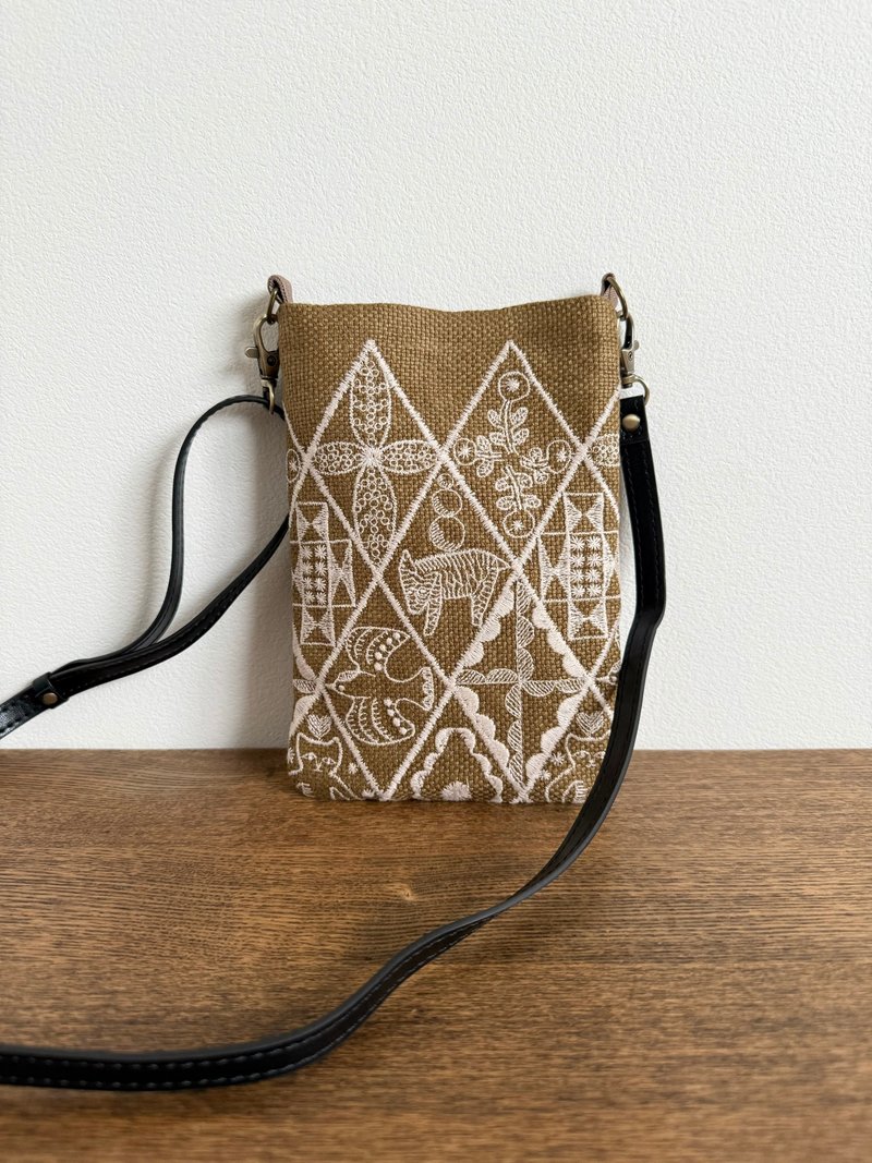 Smartphone pouch Mina Perhonen symphony Handmade - กระเป๋าเครื่องสำอาง - ผ้าฝ้าย/ผ้าลินิน สีนำ้ตาล