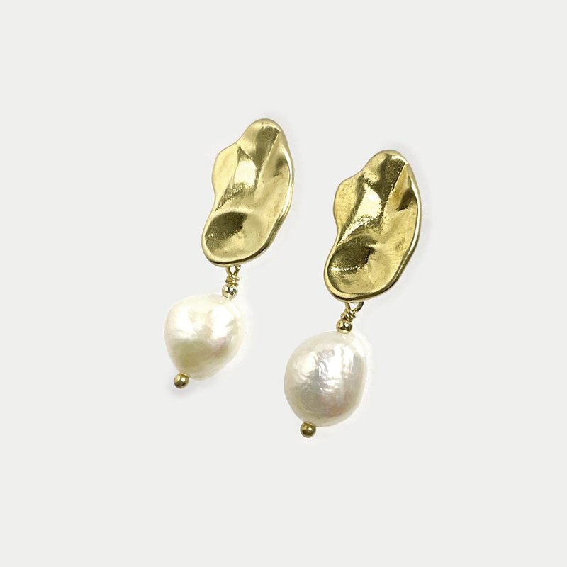 TRIFLES | Natural Curves Pearl Earrings | Handcrafted Brass Design - ต่างหู - ไข่มุก ขาว