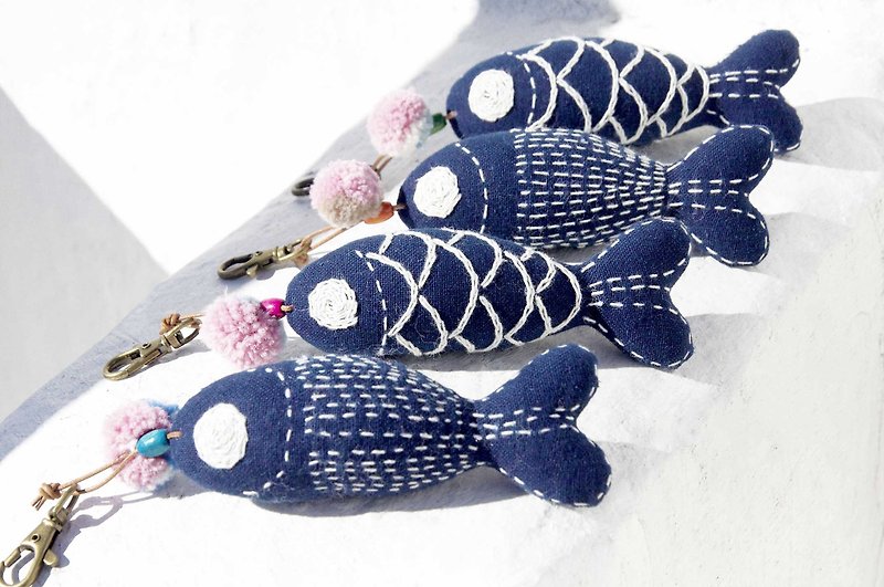 手工刺繡棉麻藍染鑰匙圈/大宅門風鑰匙圈-海洋世界indigo刺繡飛魚 - 鑰匙圈/鎖匙扣 - 棉．麻 藍色