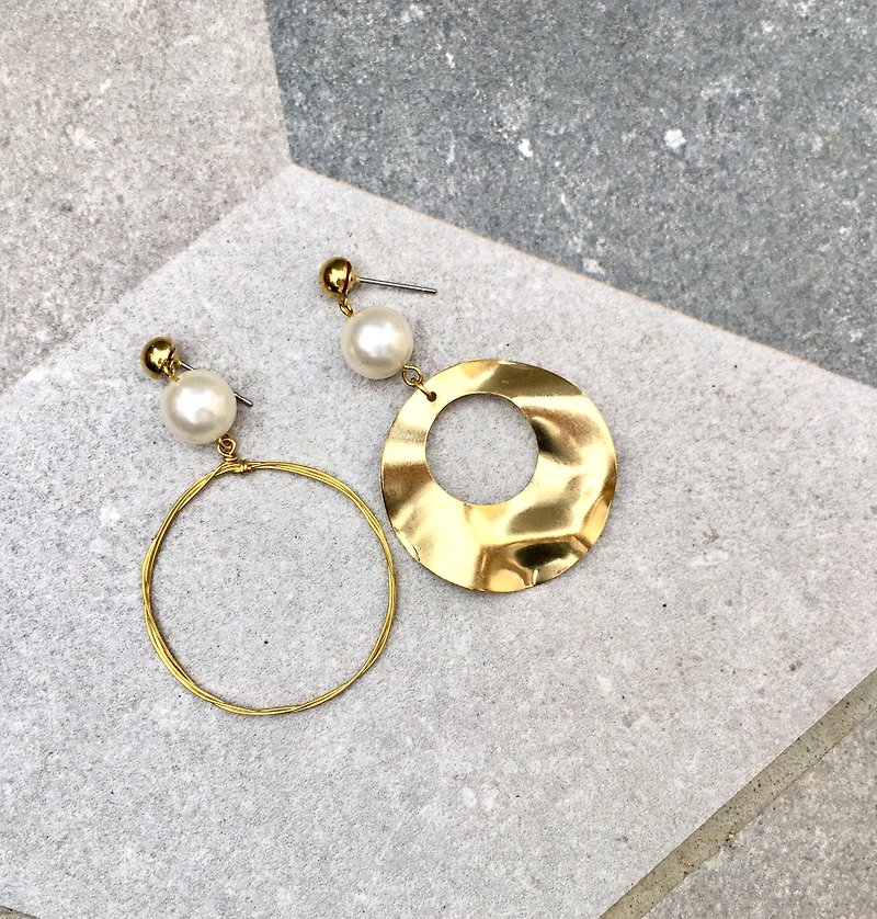 Hand Bronze pin earrings x / cramping - ต่างหู - ทองแดงทองเหลือง สีทอง