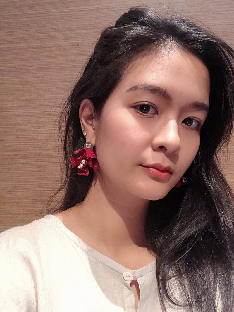Thai silk earrings - 耳環/耳夾/耳骨夾 - 絲．絹 紅色