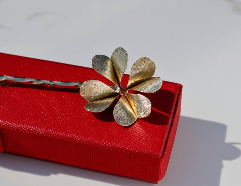 金色四葉幸運草髮簪|手工製作・古典質感 - 髮夾/鯊魚夾 - 銅/黃銅 黃色