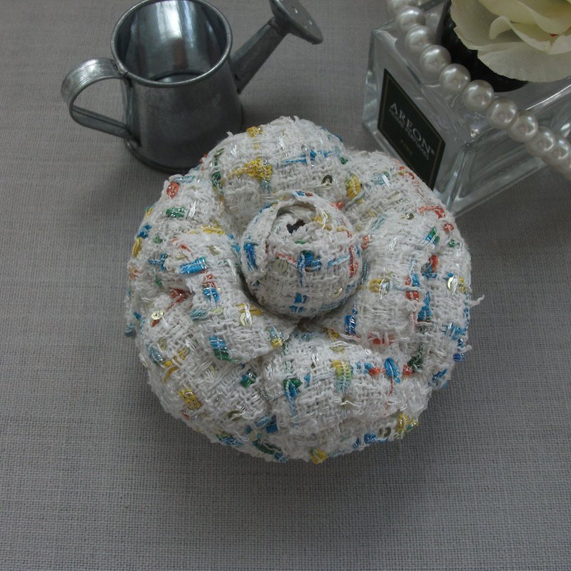 Camellia flower brooch in white fabric with iridescent fibers - 胸針 - 羊毛 白色