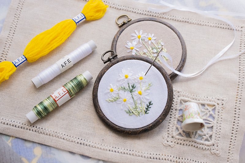 Marguerite flower lover embroidery production kit Easy to make with silk ribbon and mall Embroidery thread - Knitting, Embroidery, Felted Wool & Sewing - Thread White