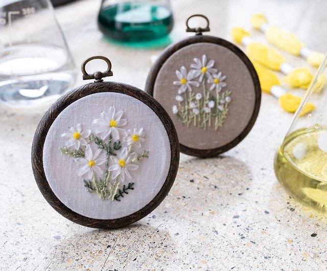 マーガレットの花刺繍の制作キット シルクリボンとモール刺繍糸で簡単