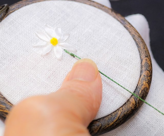 マーガレットの花刺繍の制作キット シルクリボンとモール刺繍糸で簡単