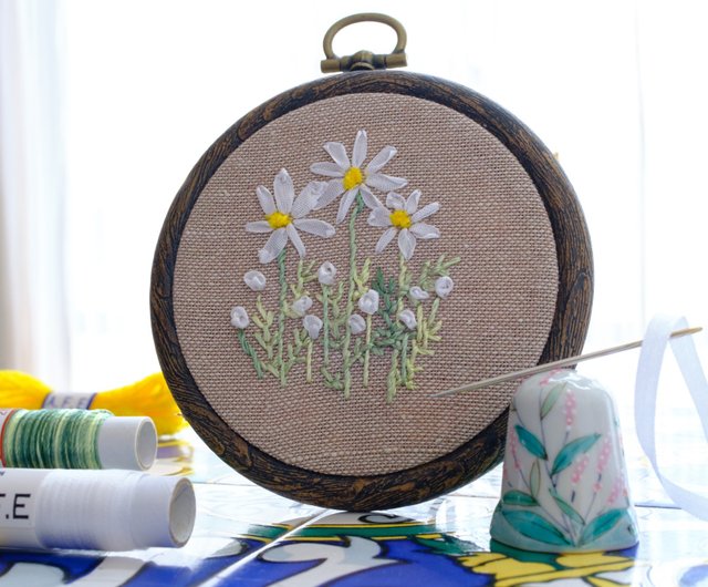 マーガレットの花刺繍の制作キット シルクリボンとモール刺繍糸で簡単