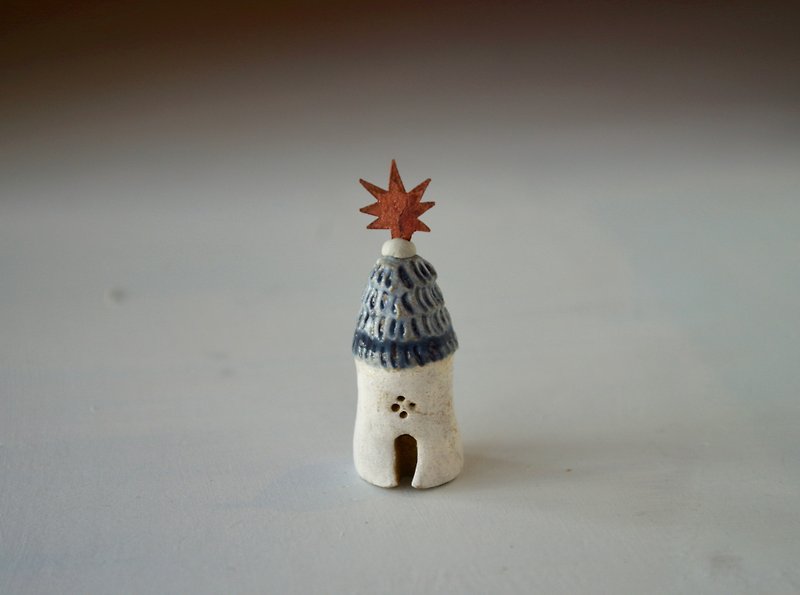 ring holder little blue roof  house with a star - ของวางตกแต่ง - ดินเผา สีน้ำเงิน